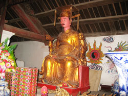 Tượng thờ Triệu Vũ Đế ở Long Hưng Điện (Xuân Quan, Văn Giang, Hưng Yên)